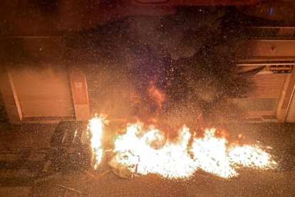 El fuego obligó a desalojar a los vecinos del bloque afectado.