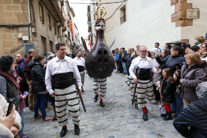 Les portes de l'Ajuntament s'han obert i la nova Àliga, de color marró fosc, ha sortit acompanyada dels 3 aligons