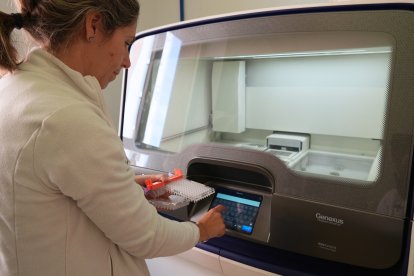 Una técnica del hospital utilizando la tecnología NGS.