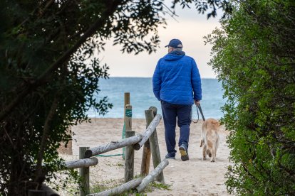 Senderista en la desembocadura del río.