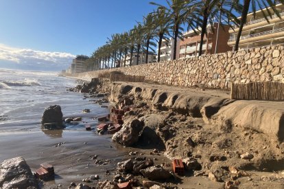 Apanas queda arena entre el mar y el paseo.