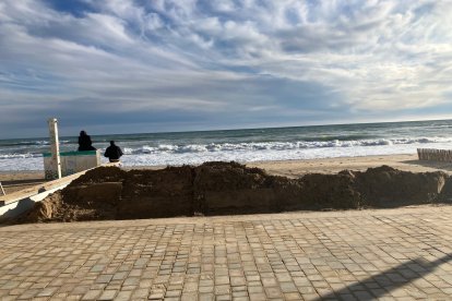 En loas entradas a la playa se han levantado muros de arena para evitar el acceso del mar al paseo