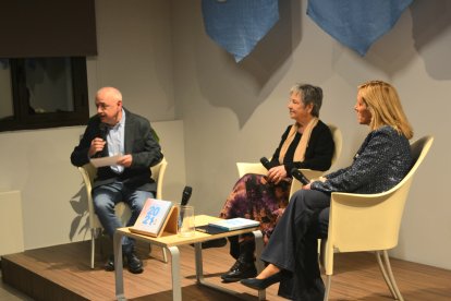 Jordi París i Margarida Aritzeta, autors del llibre, amb l'alcaldessa de Valls, Dolors Farré, durant la presentació de dijous al vespre.