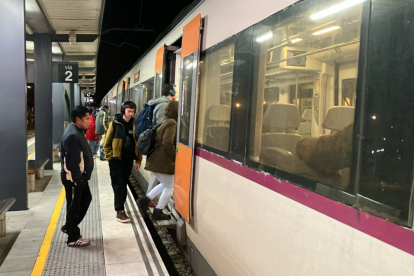 Usuarios suben al tren en Cunit.