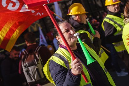Una sindicalista de UGT, protestando ante la estación de Sants de Barcelona, este lunes, en la primera jornada de huelga del sector ferroviario