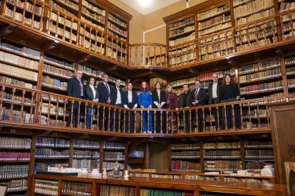 L'astronauta, autoritats i docents presents a l'acte, a la biblioteca del Seminari.
