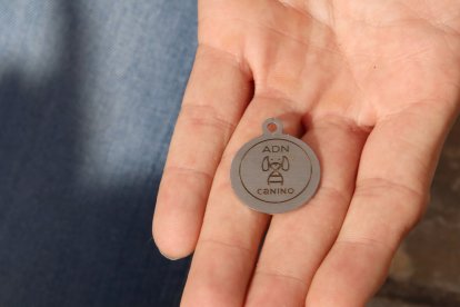 Una de las placas que los perros llevarán en el collar, con la información identificativa y genética en un código QR en el reverso