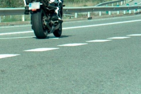 Un motorista circulando por la C-32.