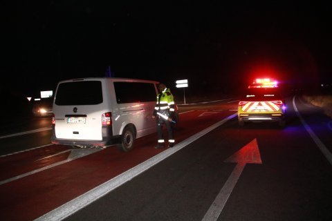 Un agente de los Mossos d'Esquadra en un punto de control en la zona del incendio de Paüls