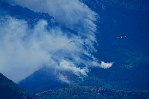 Imagen de los helicópteros trabajando en la extinción del incendio declarado en el Parc Natural dels Ports