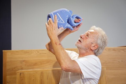 Javier Mariscal con el botijo diseñado por él.