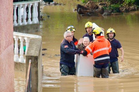 Emilia saluda a su hija montada en un arcón. Es uno de los rescates de la dana Alice en las Terres de l