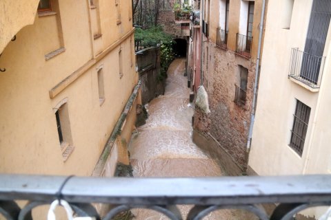 El Barranc de la Vila de Falset va baixar intensament per la pluja del passat desembre.