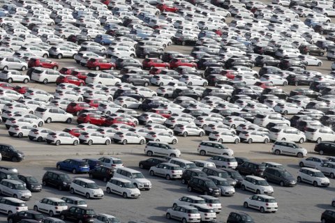 Vehículos por matricular estacionados en el Port de Tarragona, en una imagen de archivo.