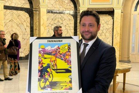 Viñuales con la placa que acredita que el Tour pasará por Tarragona.