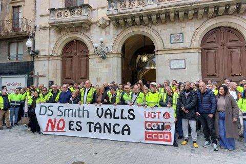 Trabajadores de International Paper - DS Smith en una concemtración en la Plaça del Blat de Valls.
