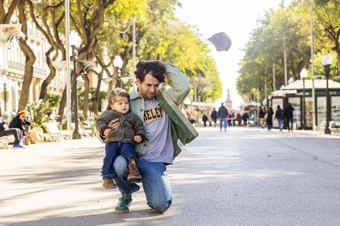 Un padre y su hija, durante el temporal de viento, en la Rambla Nova de Tarragona