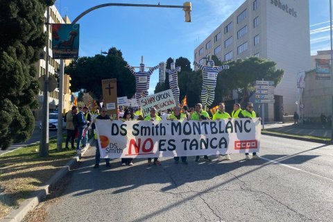 Trabajadores de International Paper durante una manifestación en Tarragona.