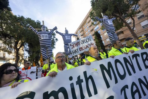 Trabajadores de las fábricas de International Paper en Valls y Montblanc durante una manifestación en Tarragona