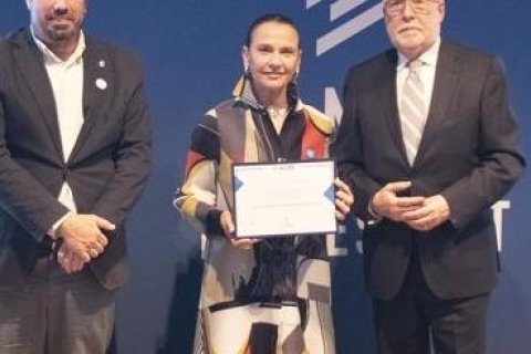 Andrea Mazzanti, en el centro, durante la entrega del galardón como dirigente deportiva.