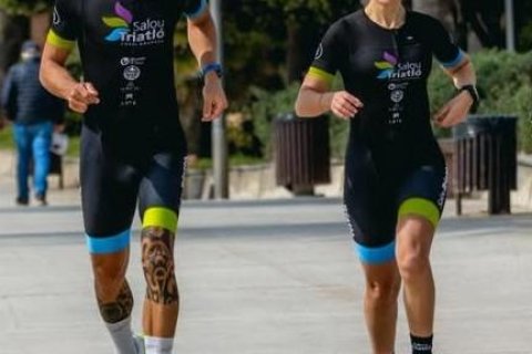 Triatletas del Salou en el Passeig Marítim del municipio.