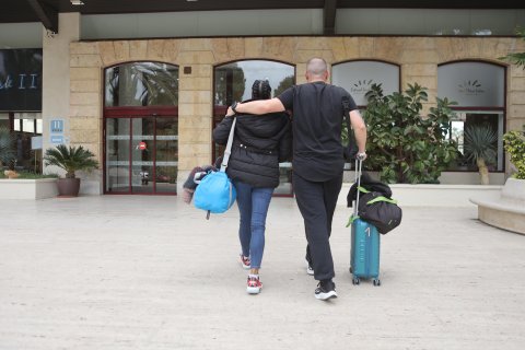 Turistas entrando en un hotel de La Pineda.