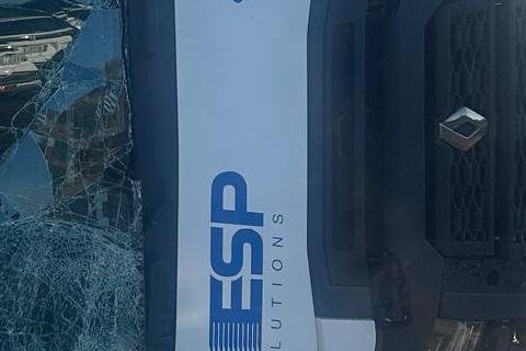 El vehículo ha reventado una rueda y ha terminado volcando en L