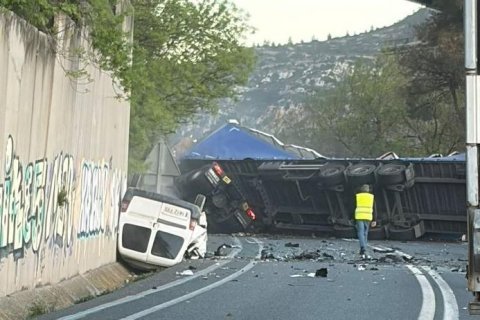 La colisión entre la furgoneta y el camión han bloqueado la C-14.