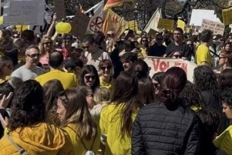Profesores y agricultores se manifiestan unidos en la Plaça Imperial Tarraco, este martes