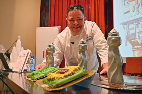 Ramón de la Fuente enseñando las figuras de chocolate inspiradas en la obra de Gaudí