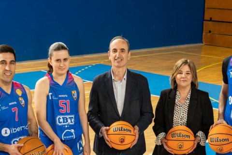 Javier Sancho, director de Repsol en Tarragona, y Núria Grados, presidenta del CBT, con jugadores del equipo de baloncesto