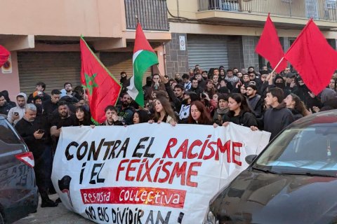 Un grupo de antifascistas impiden una manifestación de VOX, delante del centro islámico de Bonavista