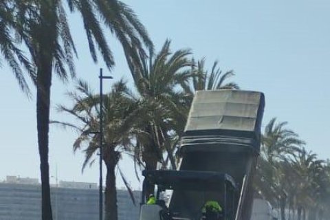 Trabajos de reasfaltado en el vial interior del paseo Pau Casals.