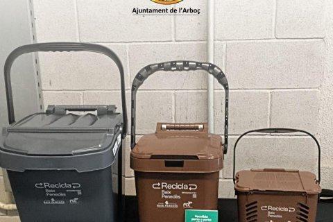 Los cubos que deben usar los vecinos.