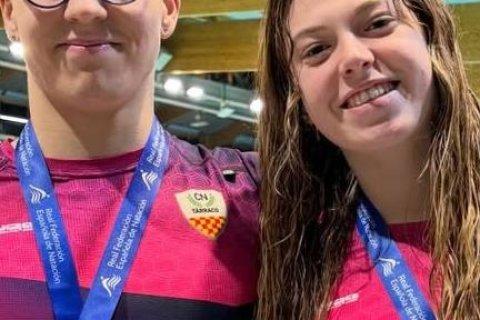 Roc Vela y Ona Rosell con una de sus medallas.