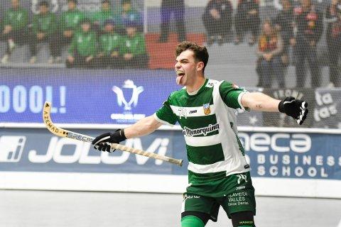 Alex Marimon celebra el primer gol del Calafell en el derbi.