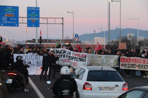 Los docentes cortan la Ronda de Dalt en Barcelona