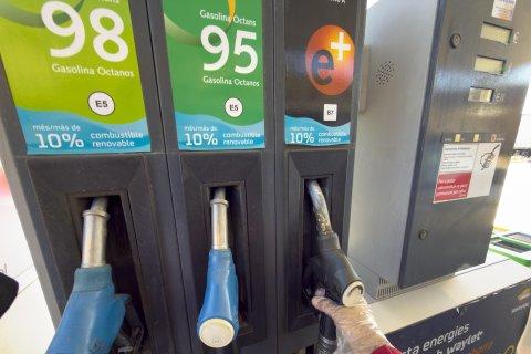 Imagen de archivo de los dispensadores de una gasolinera en Tarragona