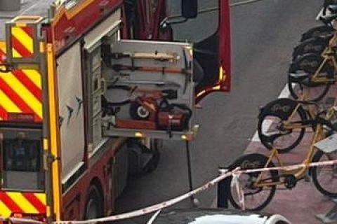 La Guàrdia Urbana ha cortado el tráfico para que Bombers pudiera trabajar en esta incidencia.