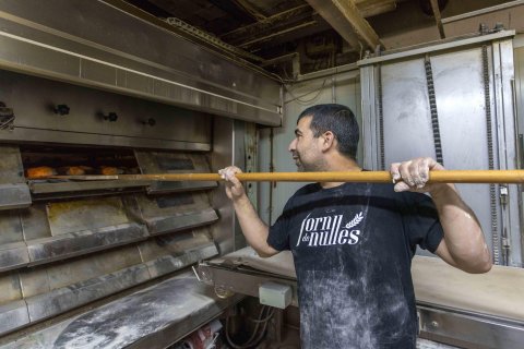 El flequer Jordi Gasque, treballant al Forn de Nulles, on fa anys que produeix pa de calçot.