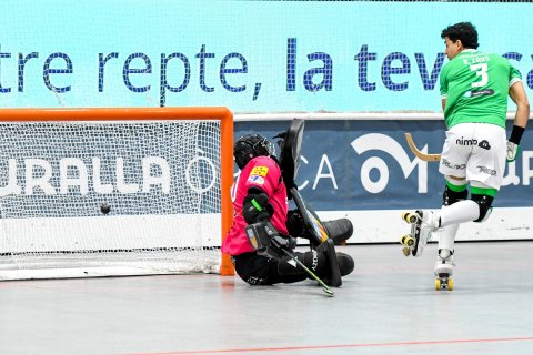 Arnau Xaus, en el momento de marcar el 0-1 tras superar a Martí Serra.