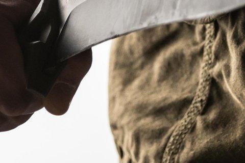 Un hombre armado con un machete.