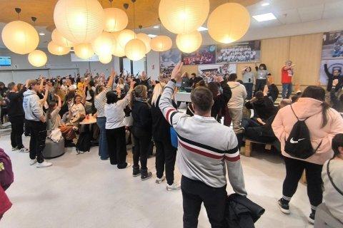 Votación del acuerdo entre sindicatos y empresa en la asamblea de trabajadores celebrada este lunes por la tarde.