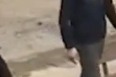 Dos personas con machetes en el barrio de Sant Salvador.