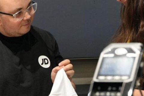 Els participants s’integren durant quatre dies en equips de treball reals, assumint tasques d’atenció al client i suport operatiu als establiments.