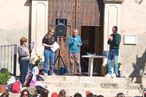 Els alumnes del Priorat, a les portes de la Parròquia de Santa Maria Magdalena de Pradell de la Teixeta.