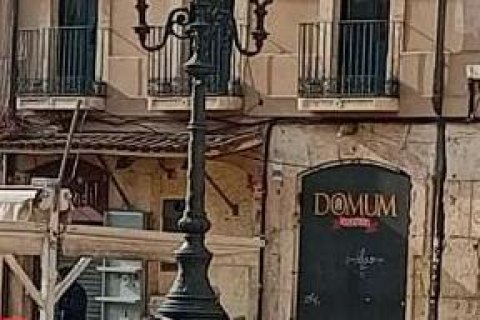 Los palés de mercancía en la Plaça de la Font.