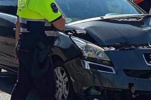 Estado del vehículo tras el choque con una moto en Els Pallaresos