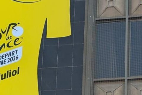 El ‘maillot amarillo’ y la cuenta atrás, ya presentes en el edificio de la Plaça Imperial Tàrraco.