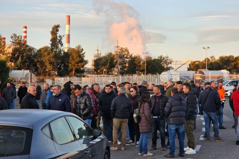 Decenas de trabajadores de Repsol se manifiestan en los accesos del complejo industrial de Tarragona